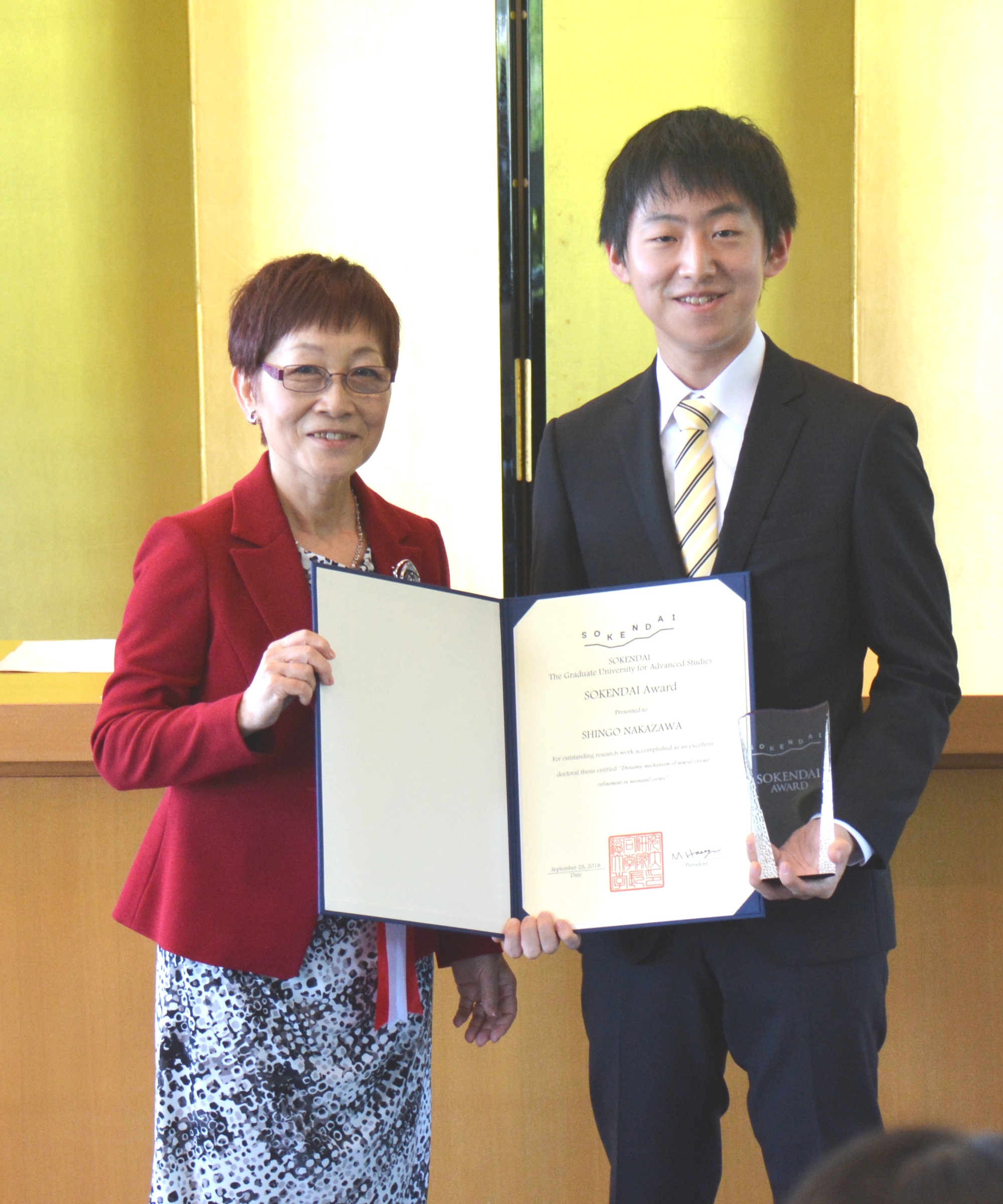 中沢さん（右）と総研大 長谷川学長