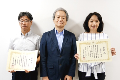 受賞した澤教授（左）、平田教授（右）と桂 研究所長