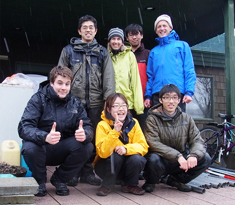 前列中央が石川研究員。研究材料のイトヨを採りに行った北海道の厚岸にて共同研究者たちと一緒に。