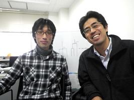 受賞を聞いて喜ぶ吉田研究員（左）と北野特任准教授（右）