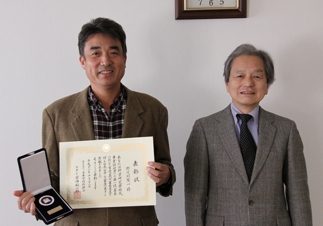 桂勲研究所長より表彰状と記念品が授与されました